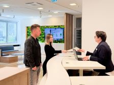 Tanja Berg (hinter dem Counter), Mitarbeiterin des ServiceCenters der Kreisverwaltung, ist mit ihren Kolleginnen und Kollegen im Einsatz und berät die Kundinnen und Kunden der Kreisverwaltung.